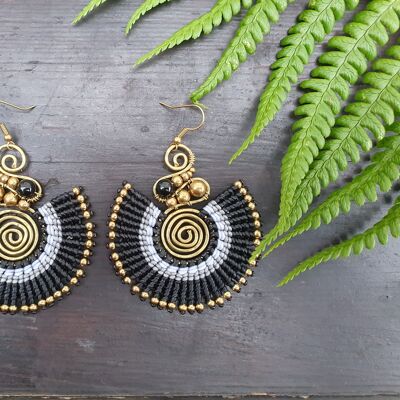 Boho-Ohrringe aus schwarzem Achatkristall und Makramee