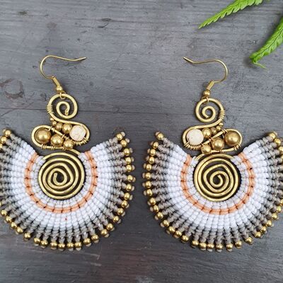 Orecchini boho in cristallo howlite bianco e macramè