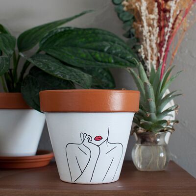 Terracotta flowerpot / cachepot: Pensive