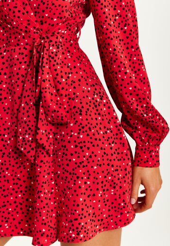 Mini robe portefeuille à imprimé cœur Liquorish et manches longues en rouge 18