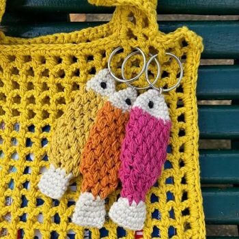 porte-clés poisson durable fuchsia - coton biologique - fait main au Népal - accroche-sac - porte-clés poisson au crochet 2