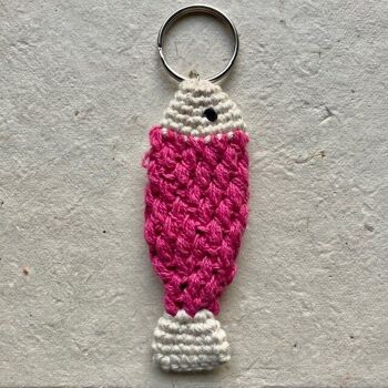 porte-clés poisson durable fuchsia - coton biologique - fait main au Népal - accroche-sac - porte-clés poisson au crochet 6