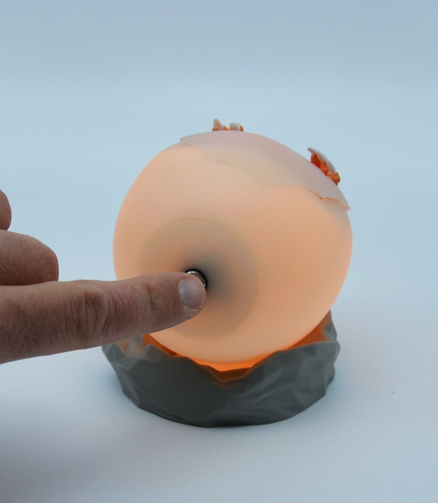 Luce notturna del dinosauro T-Rex nell'uovo