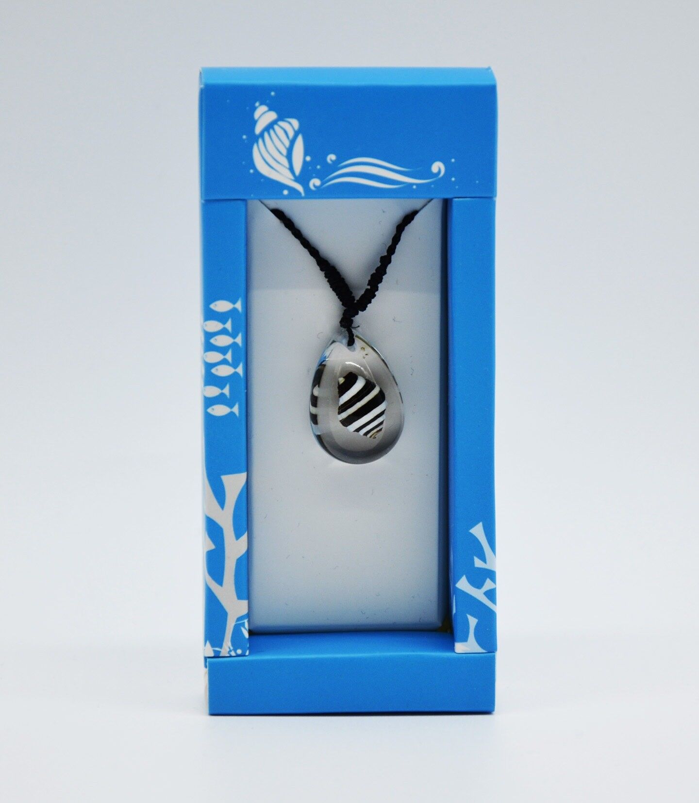 Schwarz-weiß gestreifte Halskette mit Muscheleinschluss