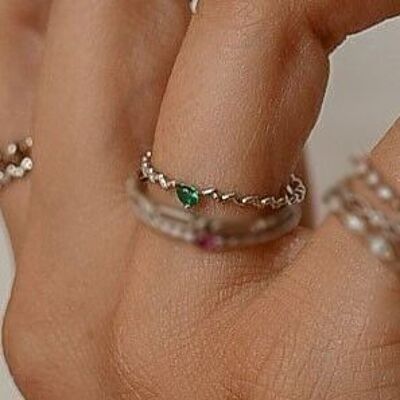 Thin 925 silver ziagzag ring set with teardrop rhinestones