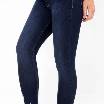Jeans in denim effetto consumato con finitura grezza