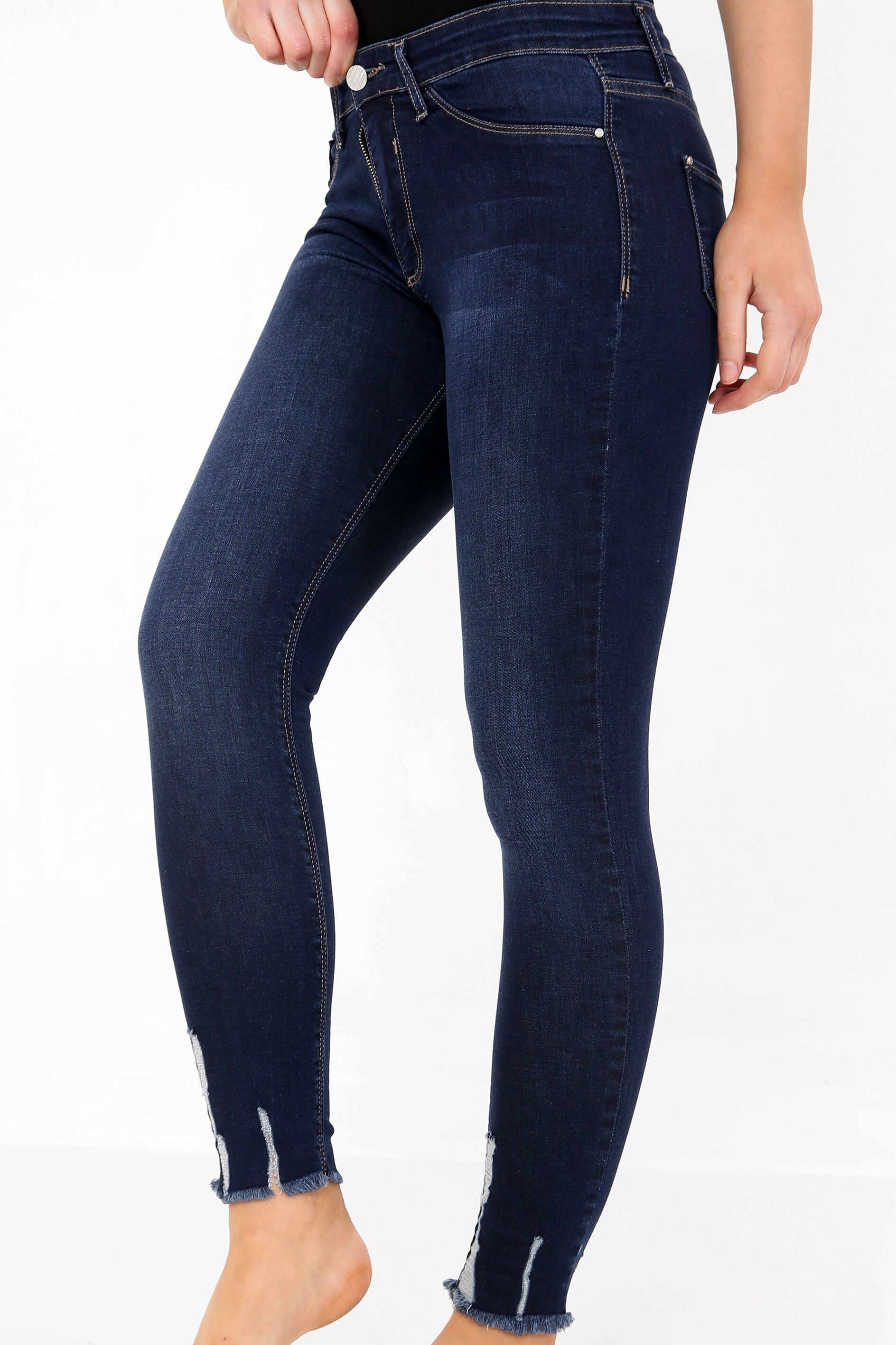 Jeans in denim effetto consumato con finitura grezza