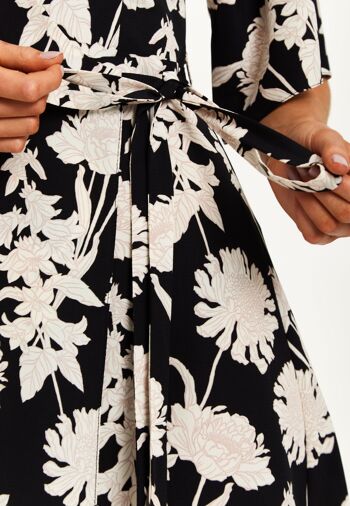 Robe portefeuille mi-longue à imprimé floral Liquorish avec manches kimono en noir 25