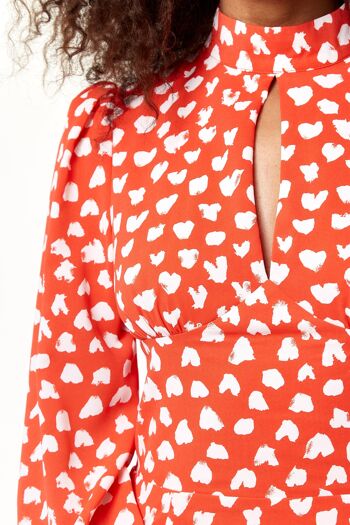 Robe mi-longue à imprimé cœur Liquorish en rouge avec fente sur l'encolure 9