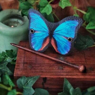 Pasador de pelo de mariposa azul en cuero vegano azul morpho otoño accesorio caprichoso pieza para la cabeza Woodland Cottagecore