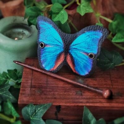 Barrette à cheveux papillon bleu en cuir végétalien morpho bleu accessoire fantaisiste d'automne pièce de tête bois cottagecore