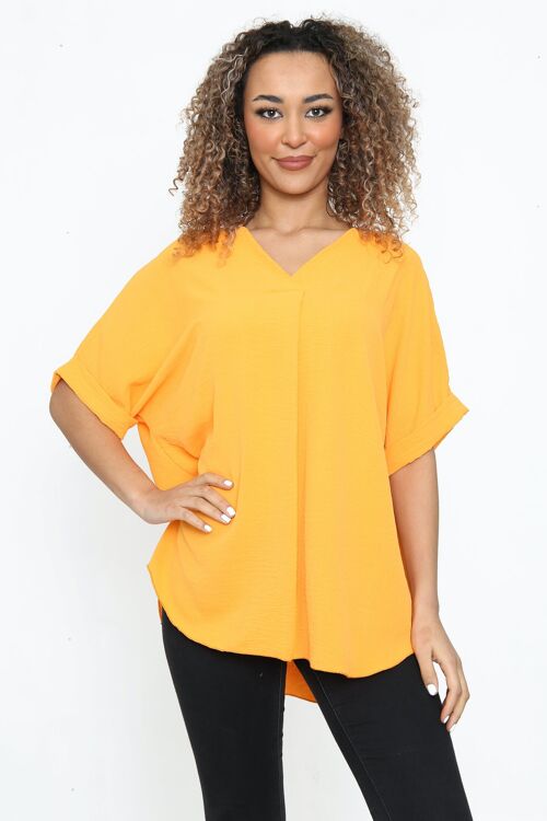 Lightweight t-shirt with V neck and pleat fold on front