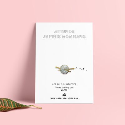 Pin's - Attends je finis mon rang - Tricot