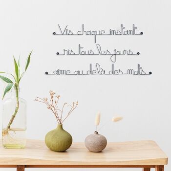 Décoration Murale en fil de fer " Vis chaque instant, ris tous les jours, aime au delà des mots " à punaiser sur un mur 1