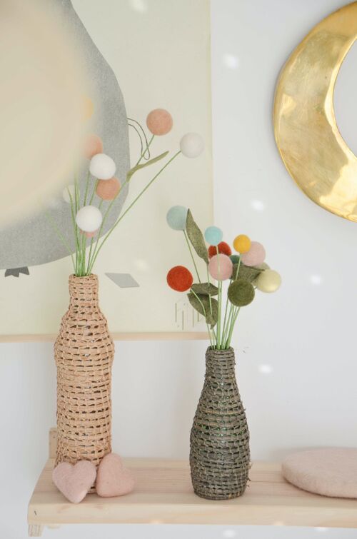 Bouquet de fleurs en boules de laine feutrée assemblée en France