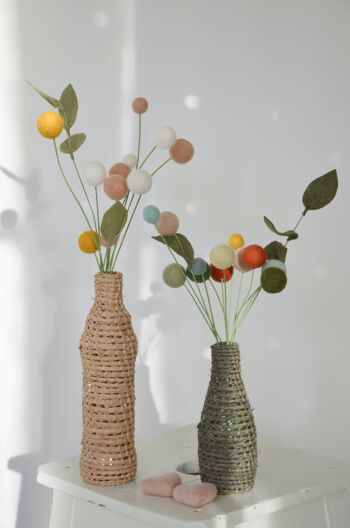 Bouquet de fleurs en boules de laine feutrée assemblée en France 2