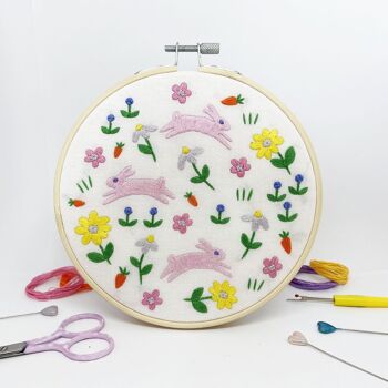 Grand kit de broderie Leaping Bunnies 2