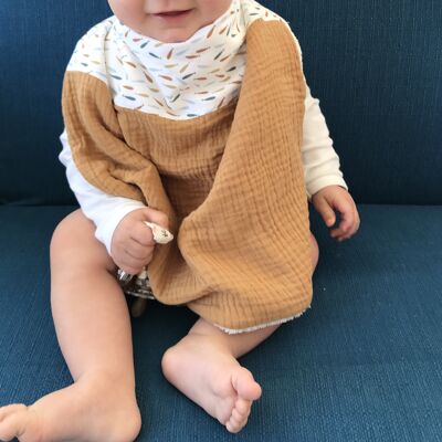 Babylätzchen. Kinderhandtuch aus Baumwolle und Baumwollgaze von der Geburt bis zum 5. Lebensjahr