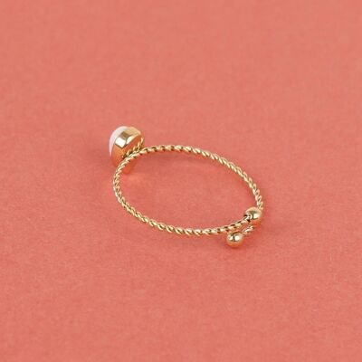 Adjustable golden ring with white pearl