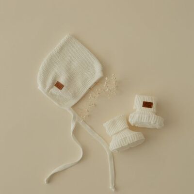Cuffia per bebè in lana merino lavorata a mano - bianca