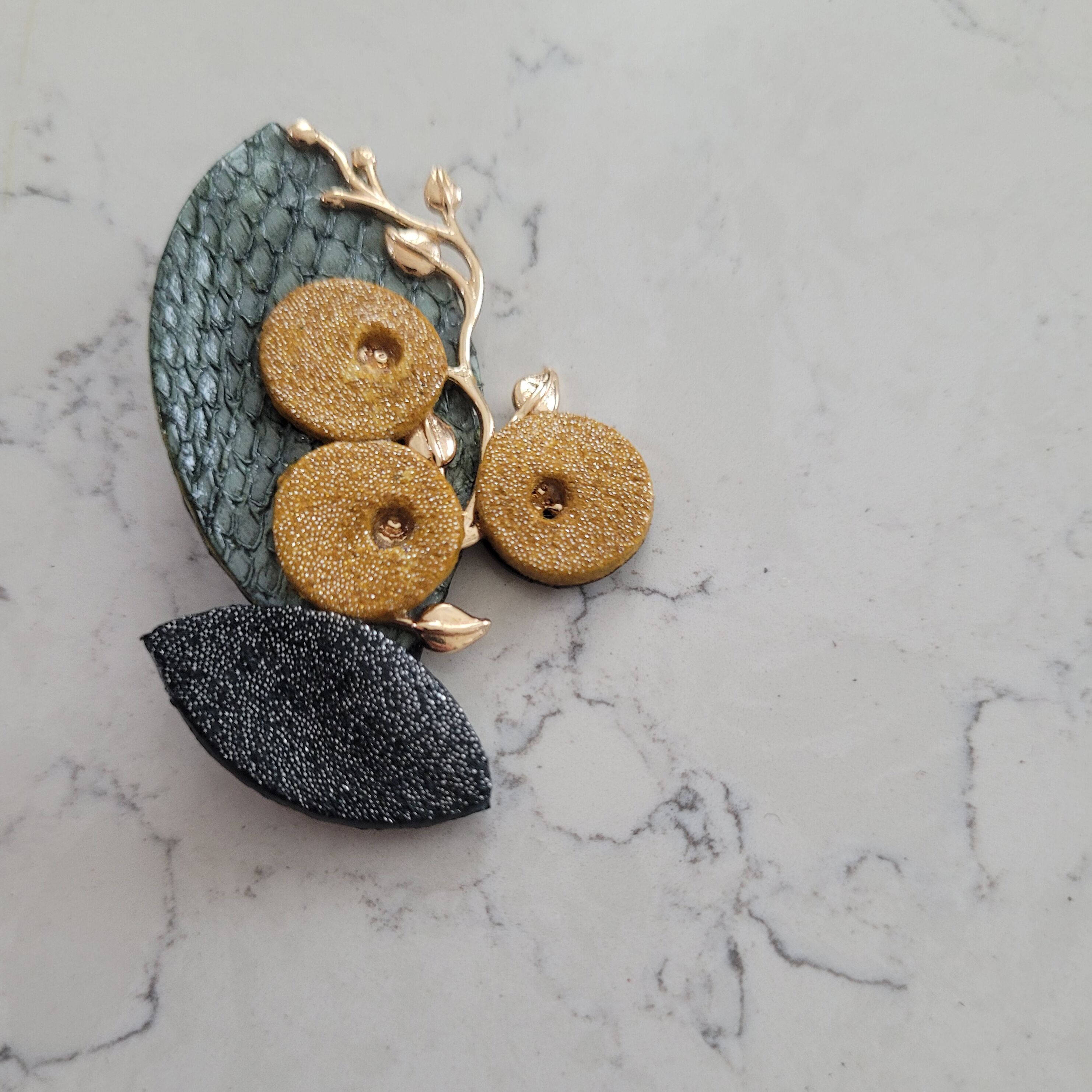 Broche grappe fruits jaune en cuir recyclé et plaqué or