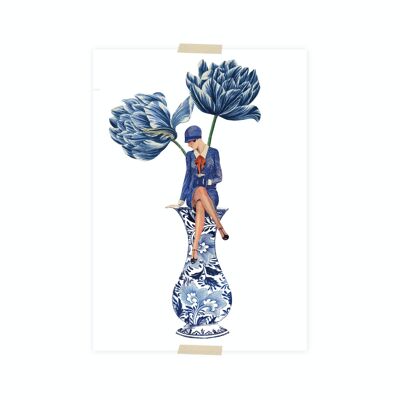 Postkartencollage kleine Dame auf Vase und blauen Tulpen