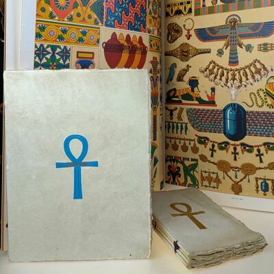 Notizbuch im Pergamentpapiermuster des alten Ägyptens das Ankh-Kreuz