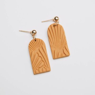 Aretes colgantes de conchas en forma de arco en mostaza