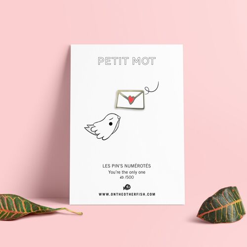 Pin's - Petit mot - Lettre