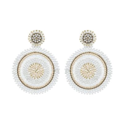 Boucles d'oreilles pendantes en forme de cercle de perles blanches mélangées