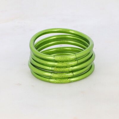 Brazalete budista verde oliva grueso con un mantra grabado "Felicidad, Suerte, Fortuna y Amor" en tailandés