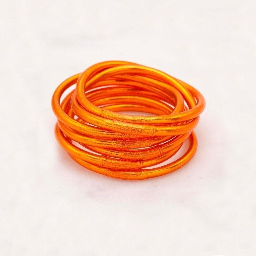 Braccialetto buddista arancione spesso con un mantra inciso &quot;Felicità, fortuna, fortuna e amore&quot; in tailandese