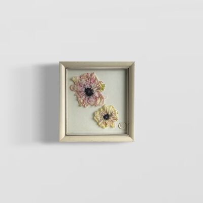 Trockenblumen Anemonen im Rahmen mit Glas