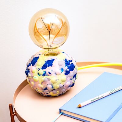 Lámpara Jesmonite con diseño de burbujas jaspeadas en azul neón y azul