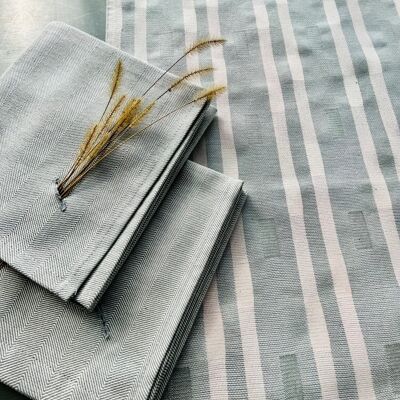 Table runner + 2 matching buttonhole napkins