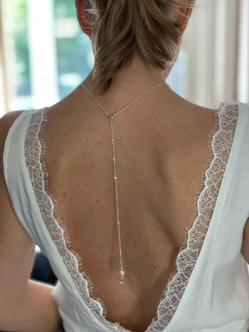 Bijou de dos pour votre mariage, chaîne fine argentée et perles nacrées blanches.