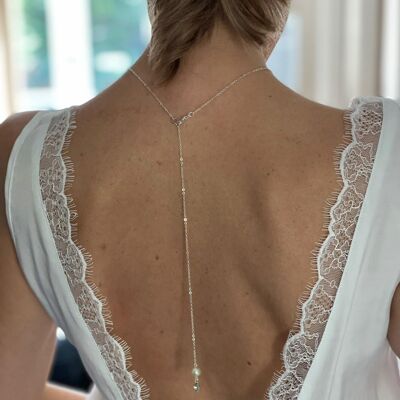 Rückenschmuck für Ihre Hochzeit, dünne Silberkette und weiße Perlen.