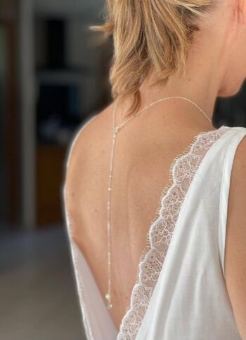 Bijou de dos pour votre mariage, chaîne fine argentée et perles nacrées blanches. 2