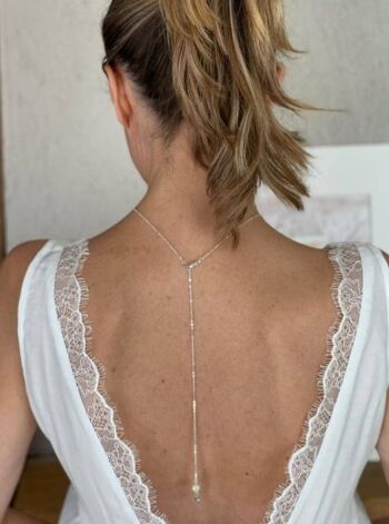 Bijou de dos pour votre mariage, chaîne fine argentée et perles nacrées blanches. 4