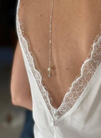 Bijou de dos pour votre mariage, chaîne fine argentée et perles nacrées blanches. 5