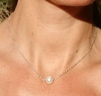 Bijou de dos pour votre mariage, chaîne fine argentée et perles nacrées blanches. 7
