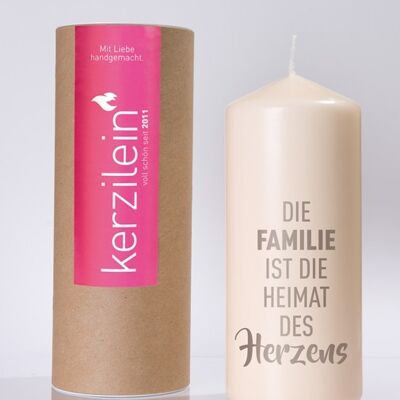 Flamme, grau, DIE FAMILIE IST DIE HEIMAT DES HERZENS, Stumpenkerze groß 18,5 x 7,8 cm