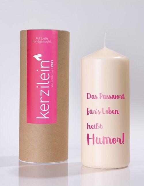 Flamme, pink, DAS PASSWORT FÜR'S LEBEN HEIßT HUMOR, Stumpenkerze groß 18,5 x 7,8 cm