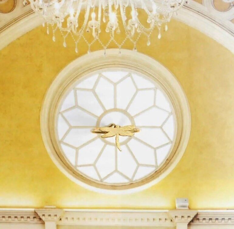 Raffinato anello regolabile con libellula, dorato con oro fino