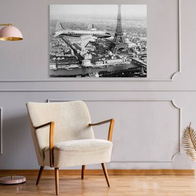 Rahmen mit Vintage-Fotografie, Druck auf Leinwand: Flugzeug fliegt über Paris
