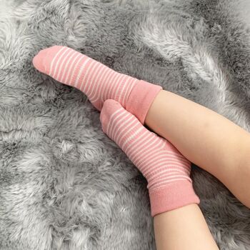 Chaussettes bio antidérapantes pour bébés et tout-petits à rayures blush 2