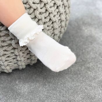 Chaussettes antidérapantes Frilly Stay-On pour bébé et tout-petit - Blanc perle 3