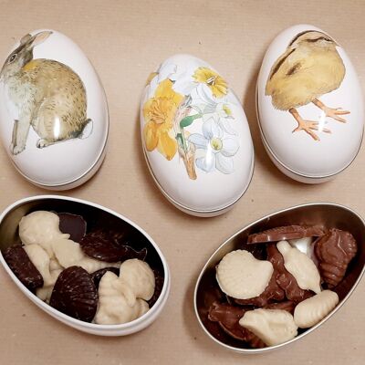 Uovo di metallo ricoperto di gocce di cioccolato biologico in 3 colori