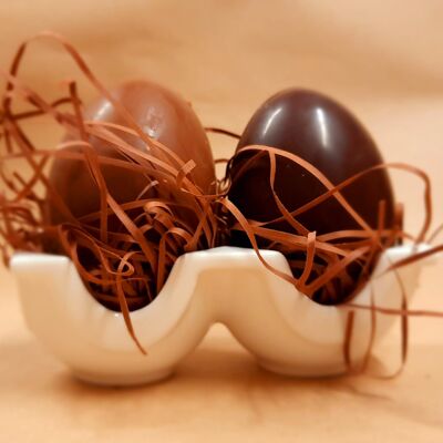 Doppelter Keramik-Eierbecher gefüllt mit Schokoladeneiern