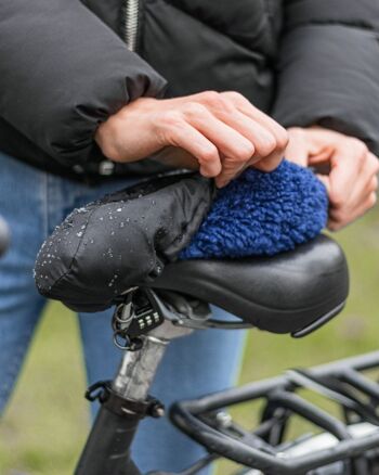 Housse de selle de vélo de SUNNY BUM - imperméable, réversible, en peau de mouton, confortable et verrouillable 3